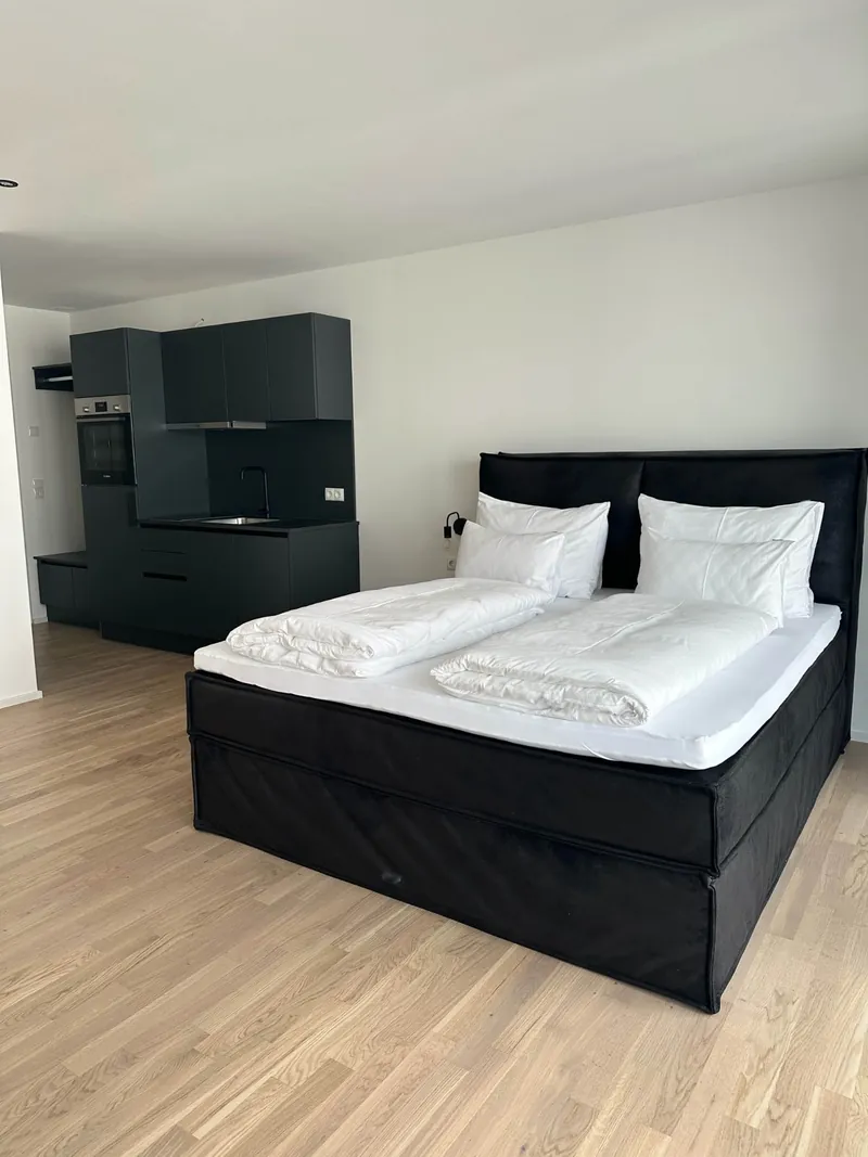 Apartment mit Boxspringbett und Küchenzeile